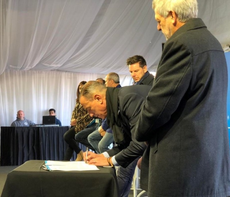 Firmaron el contrato para la obra del acceso a Sierras Bayas